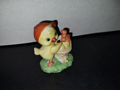 A3- Pollito De Porcelana Con Gorra Y Canasta - Lefton Taiwan - 90'S
