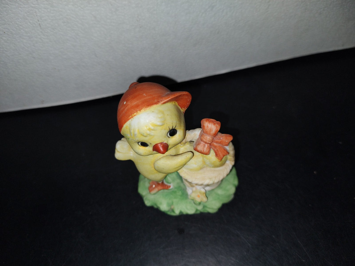 A3- Pollito De Porcelana Con Gorra Y Canasta - Lefton Taiwan - 90'S