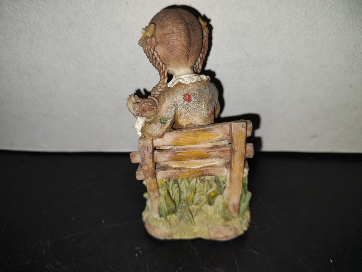 A6- Figura De Resina: Niña De Trenzas Sentada En Banca De Madera Con Mariquita En Las Piernas - 80'S