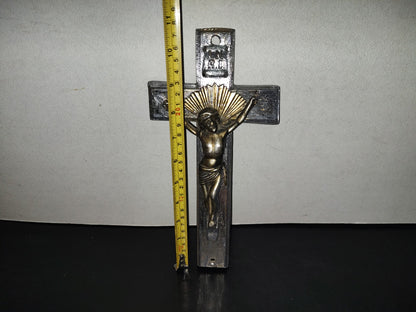 A6- Antiguo Crucifijo Grande. Metal Macizo - 50'S - 70'S