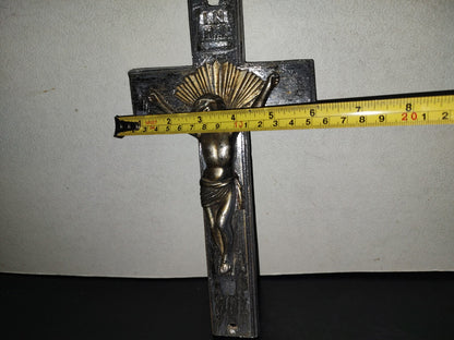 A6- Antiguo Crucifijo Grande. Metal Macizo - 50'S - 70'S