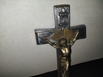A6- Antiguo Crucifijo Grande. Metal Macizo - 50'S - 70'S