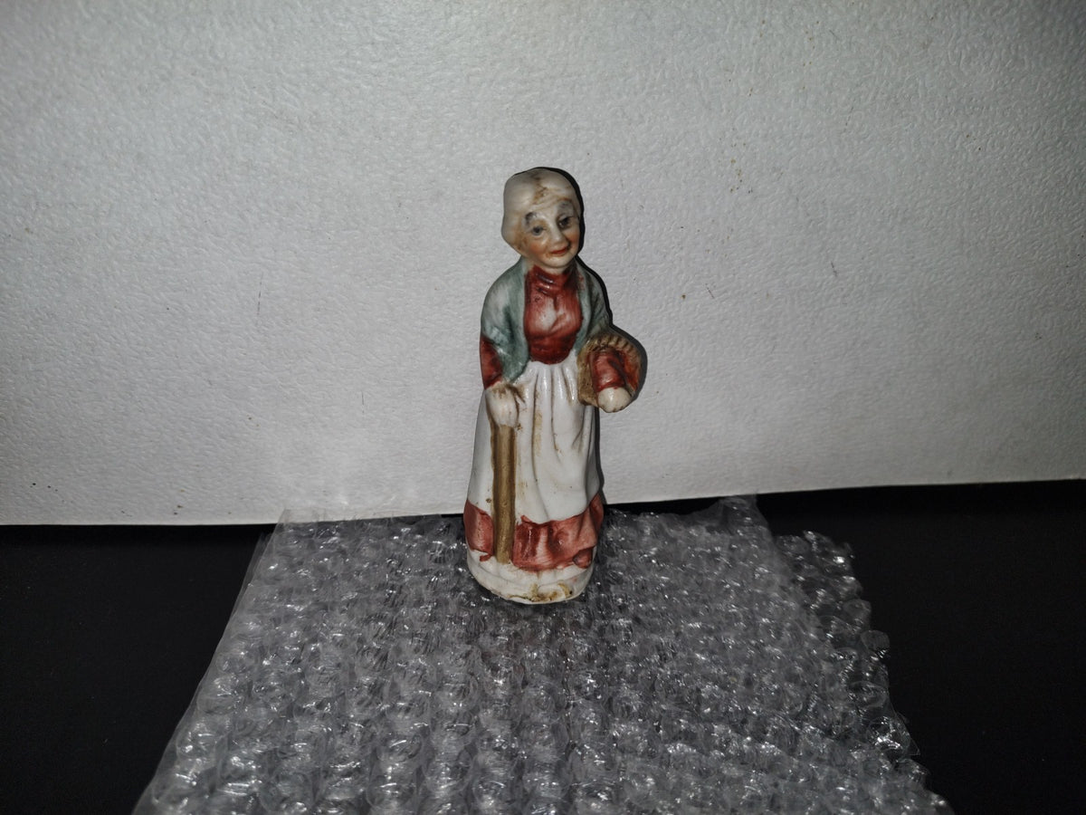 A2- Figura De Porcelana. Abuelita Con Bastón Y Canasto - 70'S