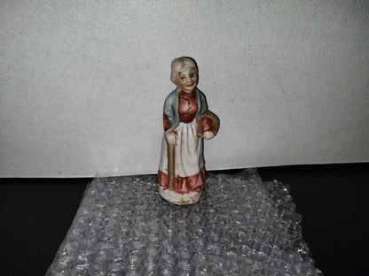 A2- Figura De Porcelana. Abuelita Con Bastón Y Canasto - 70'S