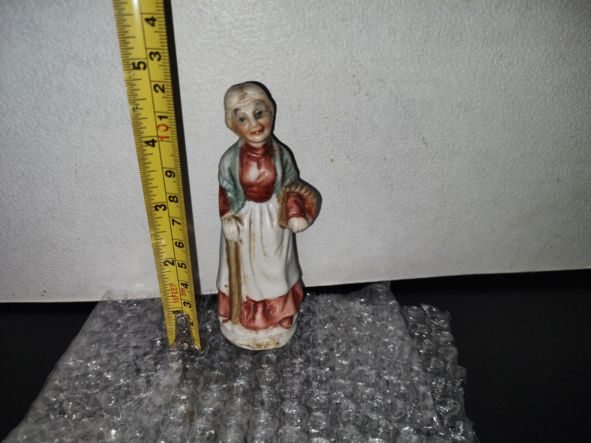 A2- Figura De Porcelana. Abuelita Con Bastón Y Canasto - 70'S