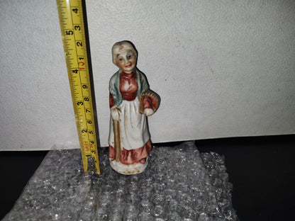 A2- Figura De Porcelana. Abuelita Con Bastón Y Canasto - 70'S