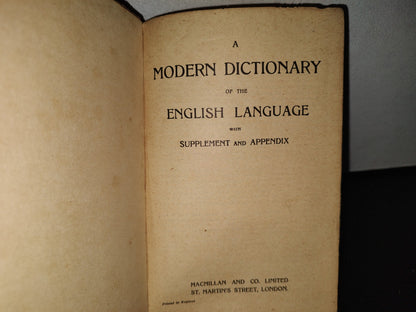 63- A Modern Dictionary Of The English Language. Macmillan And Co. Limited - 1900'S