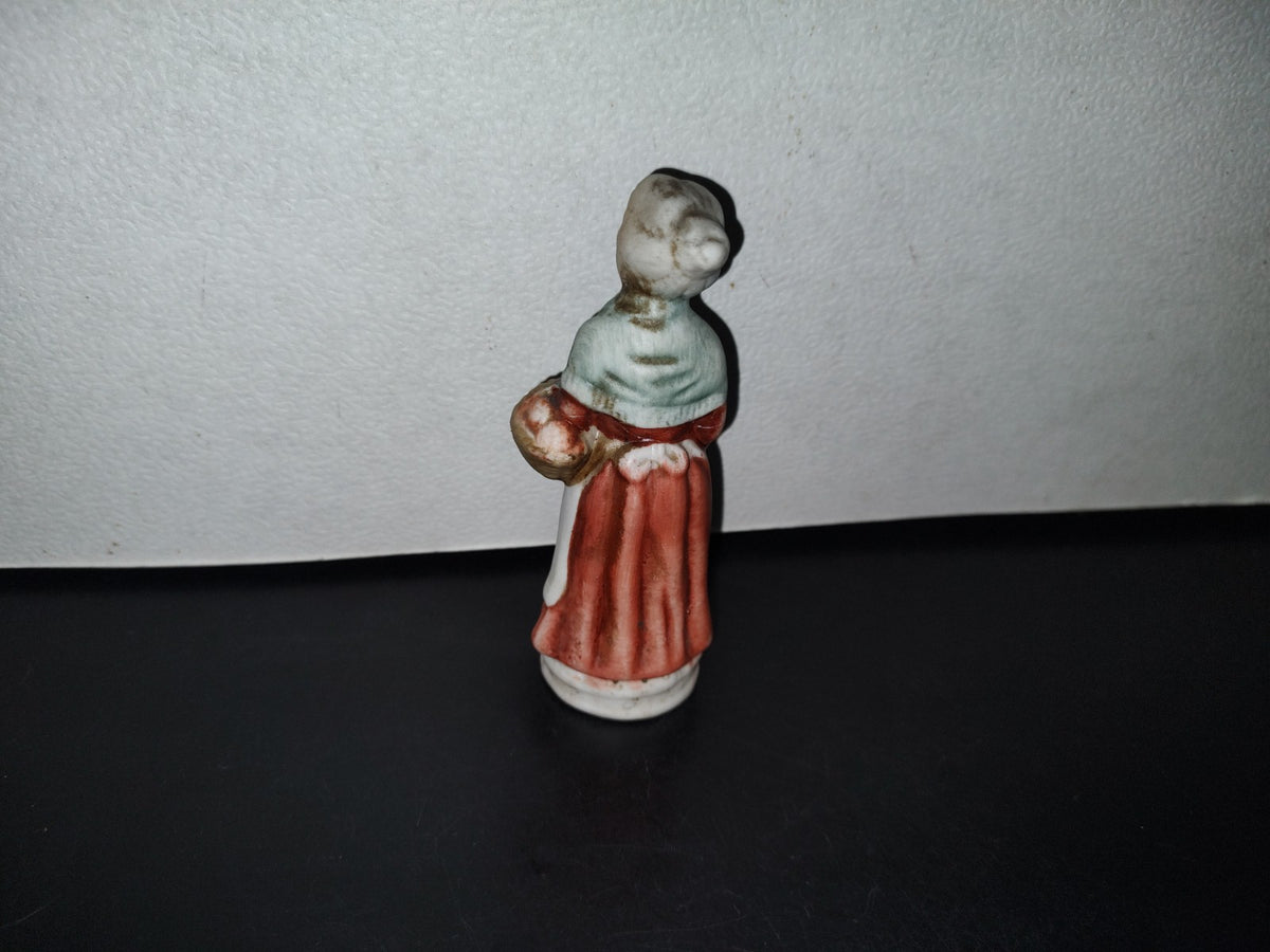 A2- Figura De Porcelana. Abuelita Con Bastón Y Canasto - 70'S