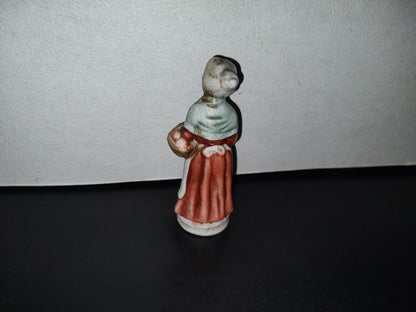 A2- Figura De Porcelana. Abuelita Con Bastón Y Canasto - 70'S