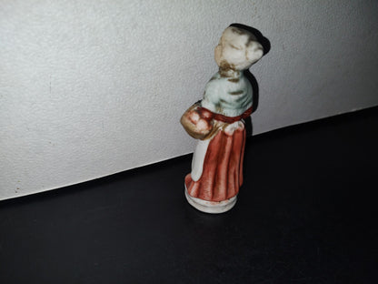 A2- Figura De Porcelana. Abuelita Con Bastón Y Canasto - 70'S