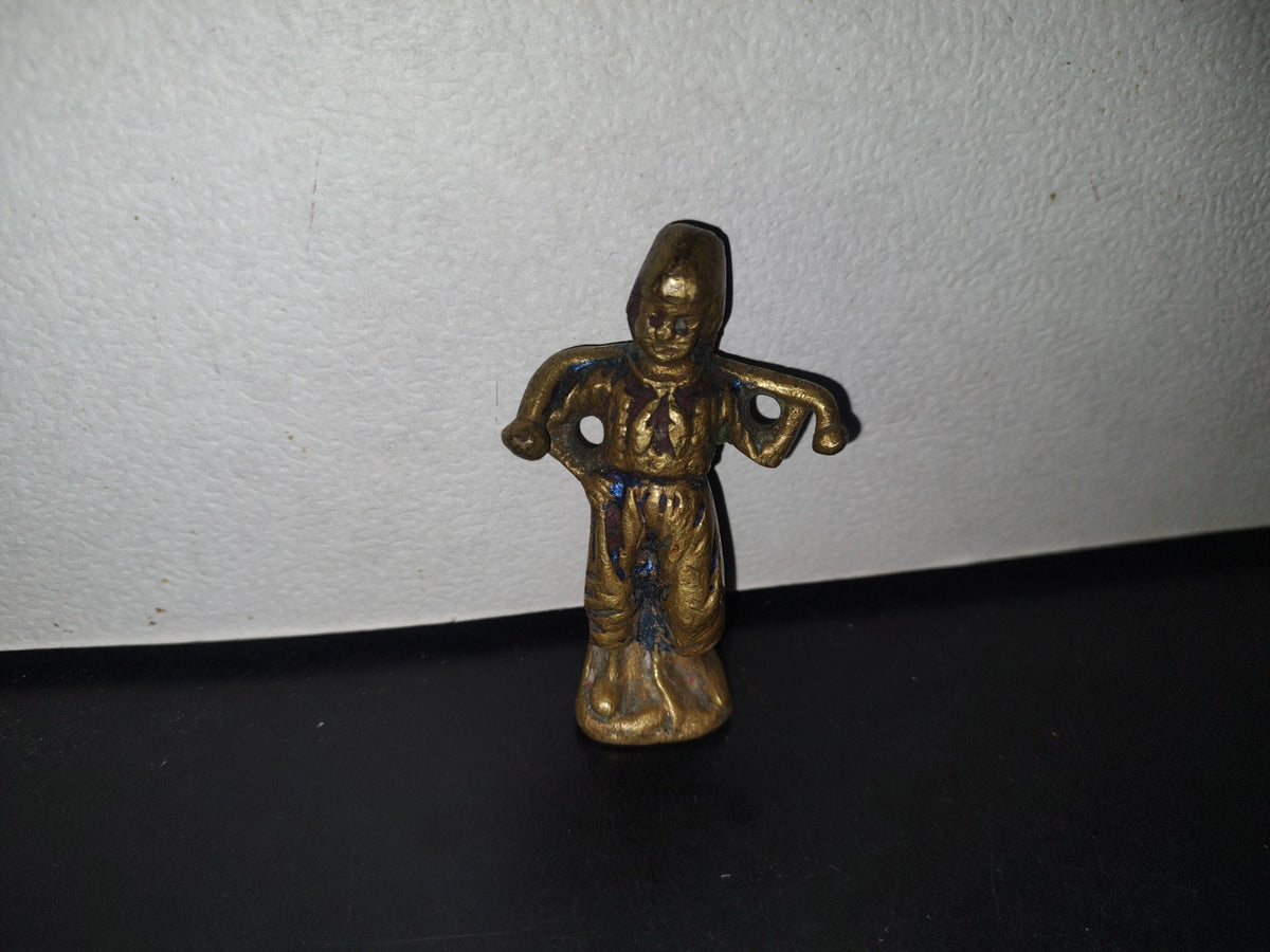 A3- Figura De Bronce. Mujer Medieval Sosteniendo Objeto En Su Espalda - 70'S