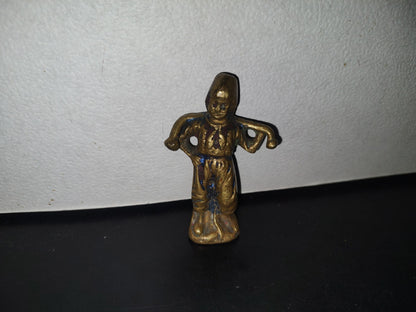 A3- Figura De Bronce. Mujer Medieval Sosteniendo Objeto En Su Espalda - 70'S