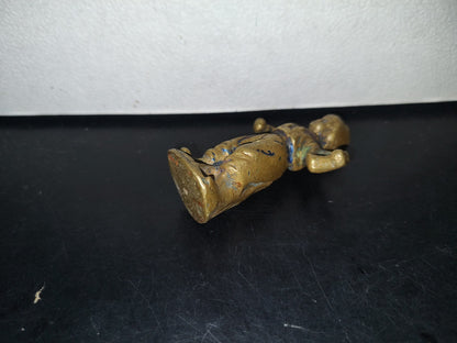 A3- Figura De Bronce. Mujer Medieval Sosteniendo Objeto En Su Espalda - 70'S
