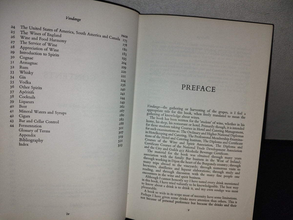 114- Libro De Vinos: Vendange. A Study Of Wine And Other Drinks - Andrew Durkan - First Published 1971