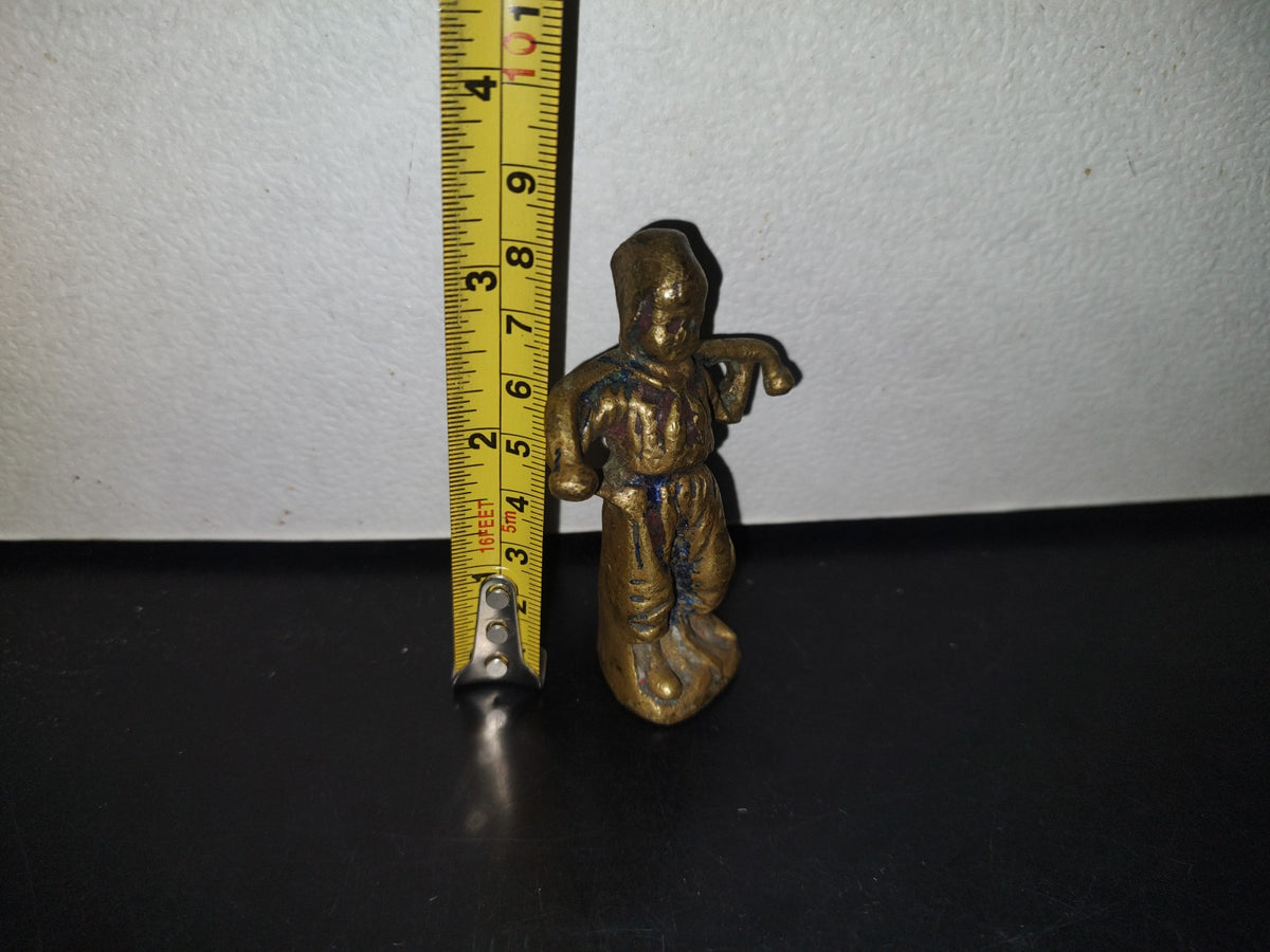 A3- Figura De Bronce. Mujer Medieval Sosteniendo Objeto En Su Espalda - 70'S