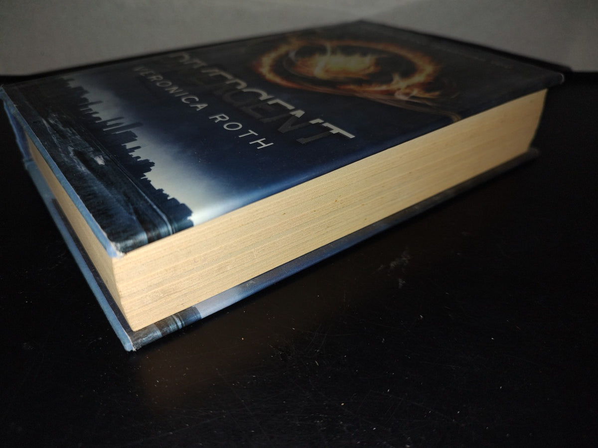197- Divergent - Veronica Roth - Katherine Tegen Books - First Edition, 2011