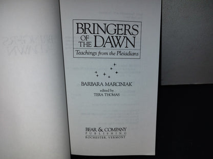 153- Bringers Of The Dawn. Teachings Of The Pleiadians. Barbara Marciniak. Bear & Company Publishing - 1992