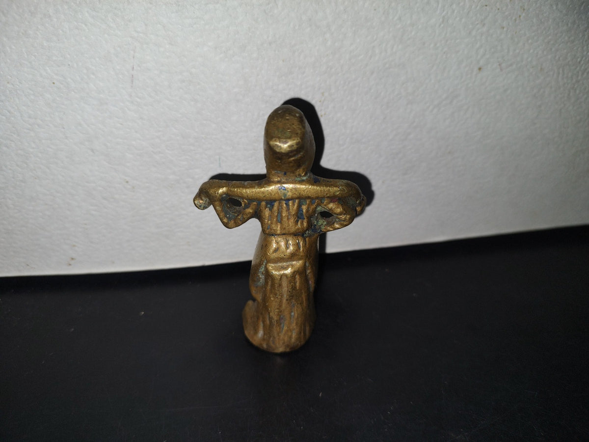 A3- Figura De Bronce. Mujer Medieval Sosteniendo Objeto En Su Espalda - 70'S
