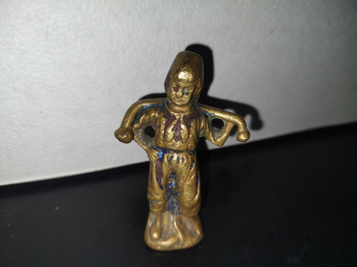 A3- Figura De Bronce. Mujer Medieval Sosteniendo Objeto En Su Espalda - 70'S