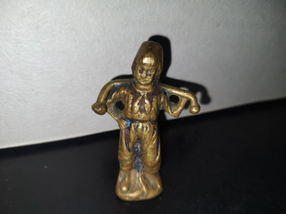 A3- Figura De Bronce. Mujer Medieval Sosteniendo Objeto En Su Espalda - 70'S