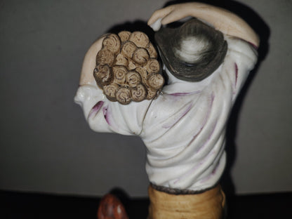 A2- Pieza De Porcelana. Campesino Recogiendo Leña. Ardco Fine Quality Dallas Made In Japan 70'S 80'S