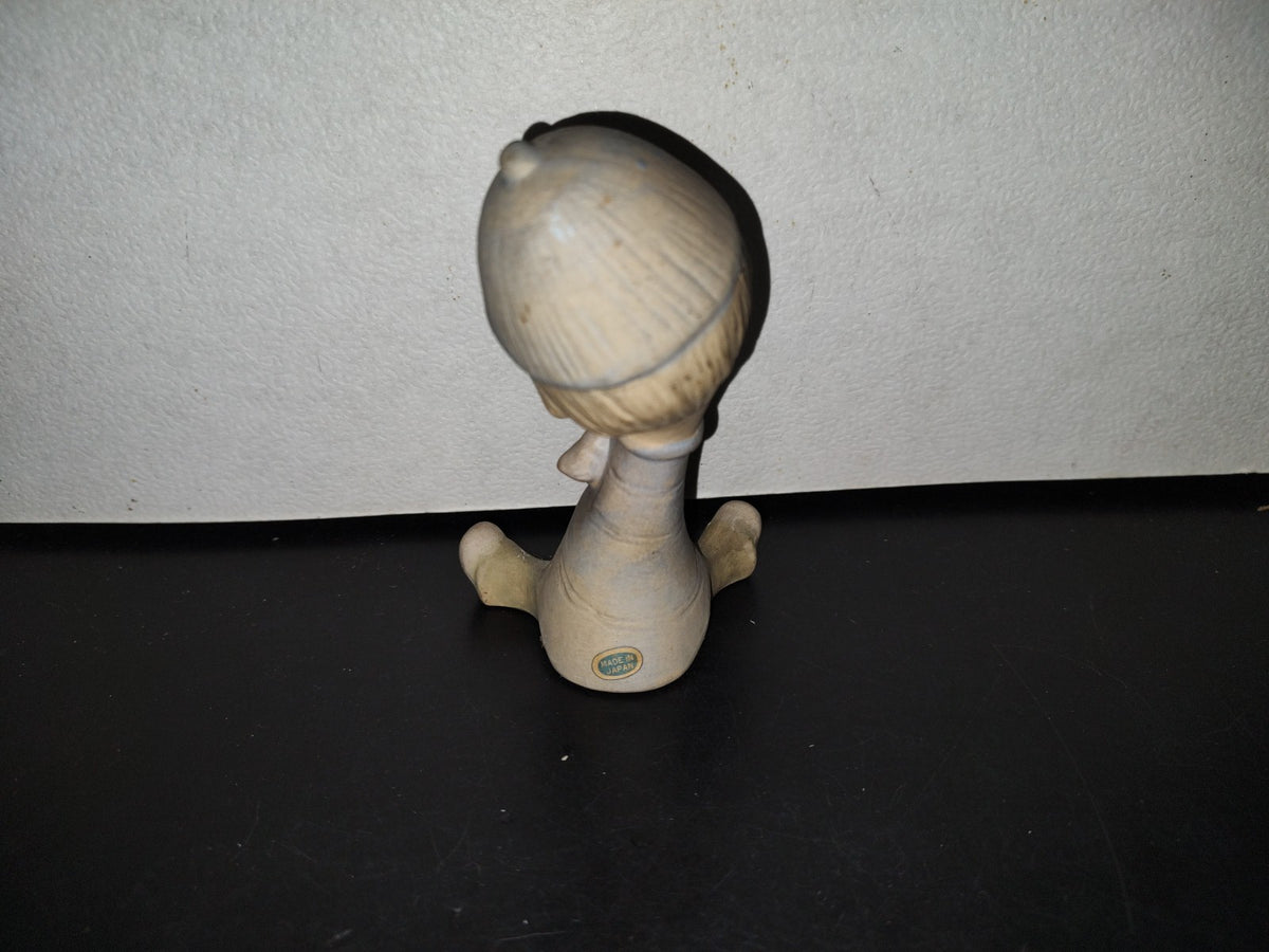 A5- Figura De Cerámica Japonesa. Niño Con Gorra Sentado - 70's, 80's