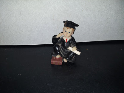 A2- Pieza De Resina. Estudiante En Toga Y Título En Mano - 90'S