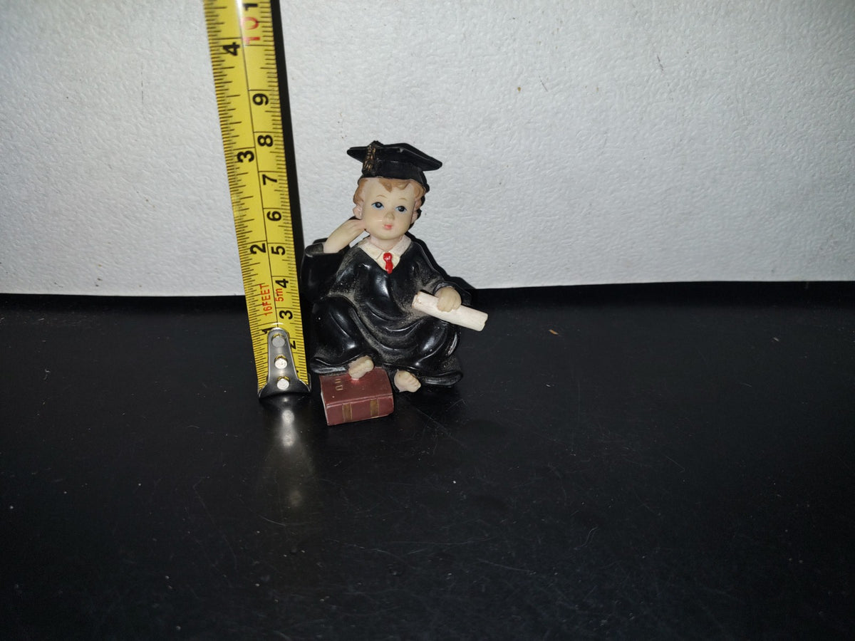 A2- Pieza De Resina. Estudiante En Toga Y Título En Mano - 90'S