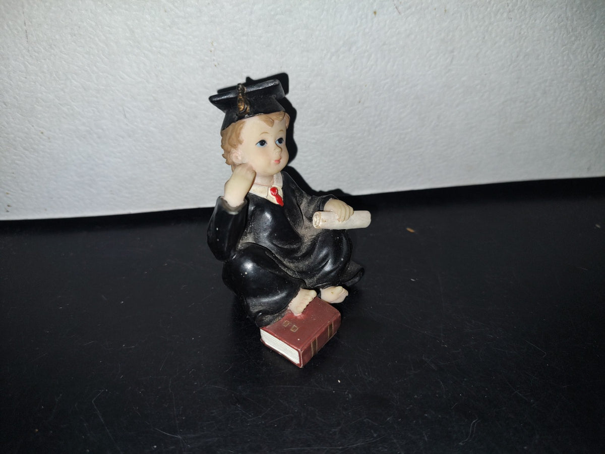 A2- Pieza De Resina. Estudiante En Toga Y Título En Mano - 90'S