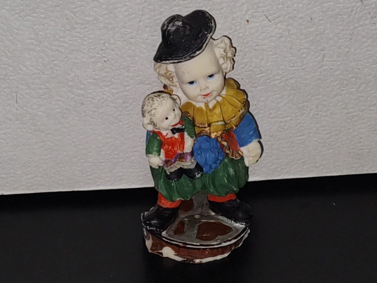A5- Figura De Resina. Hombre Ventrílocuo Con Marioneta En Brazo - 90'S