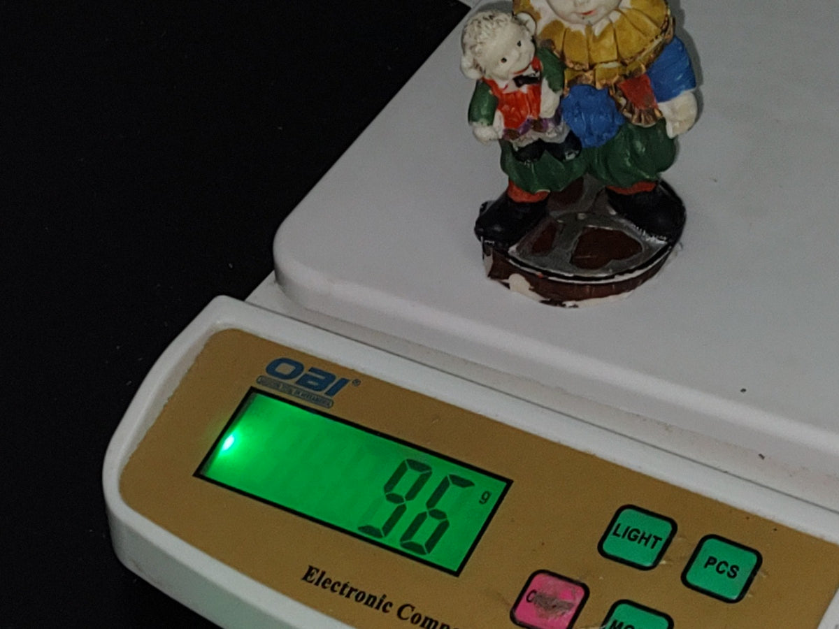 A5- Figura De Resina. Hombre Ventrílocuo Con Marioneta En Brazo - 90'S