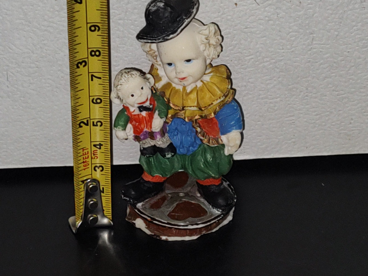 A5- Figura De Resina. Hombre Ventrílocuo Con Marioneta En Brazo - 90'S