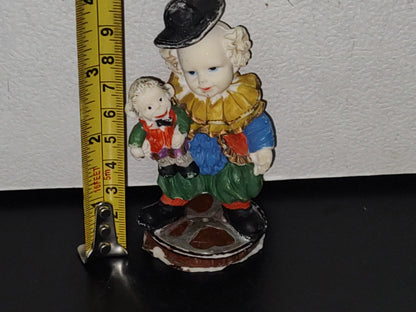 A5- Figura De Resina. Hombre Ventrílocuo Con Marioneta En Brazo - 90'S