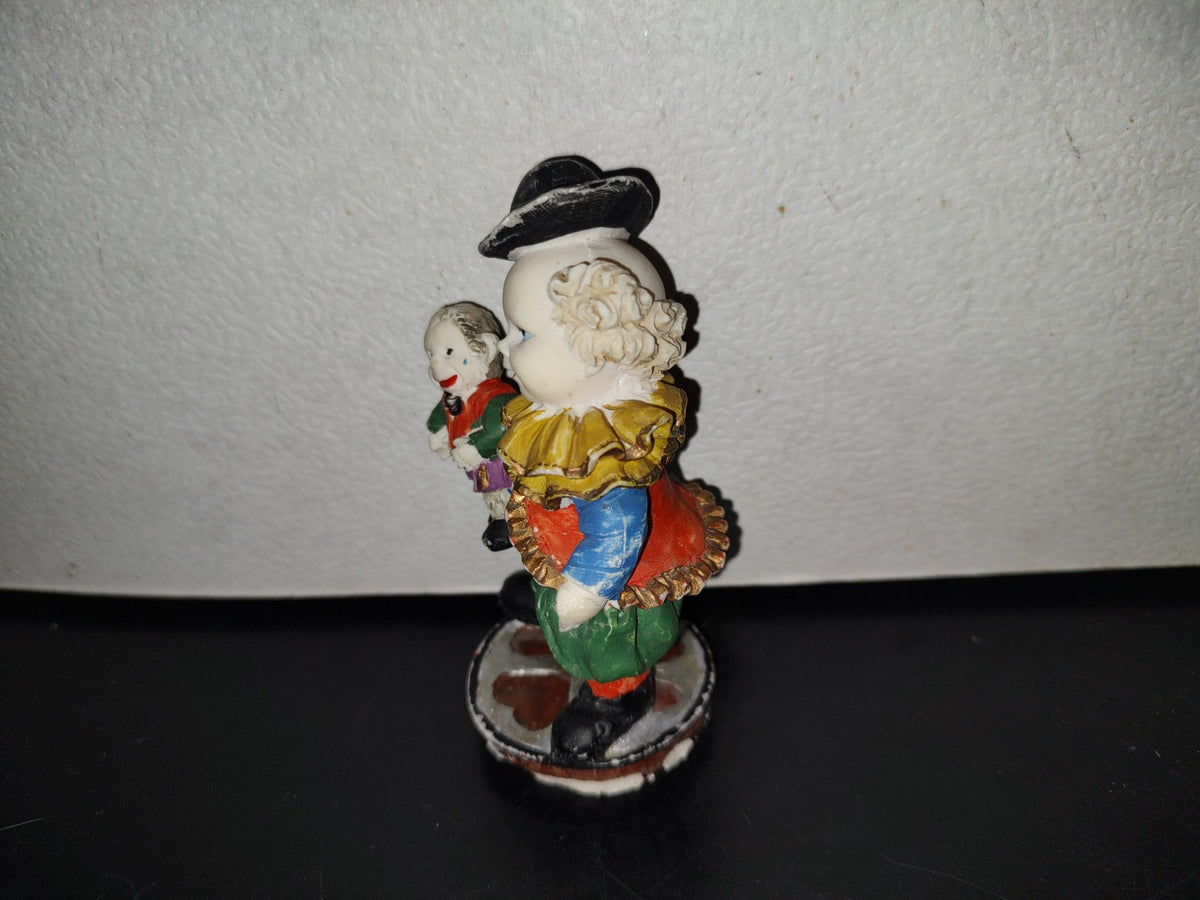 A5- Figura De Resina. Hombre Ventrílocuo Con Marioneta En Brazo - 90'S