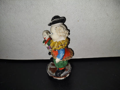 A5- Figura De Resina. Hombre Ventrílocuo Con Marioneta En Brazo - 90'S