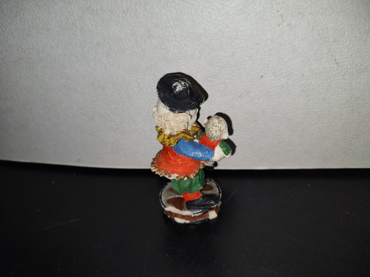 A5- Figura De Resina. Hombre Ventrílocuo Con Marioneta En Brazo - 90'S