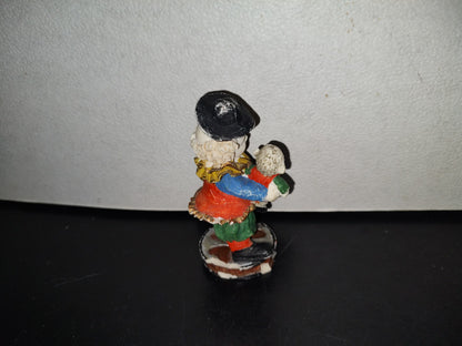 A5- Figura De Resina. Hombre Ventrílocuo Con Marioneta En Brazo - 90'S