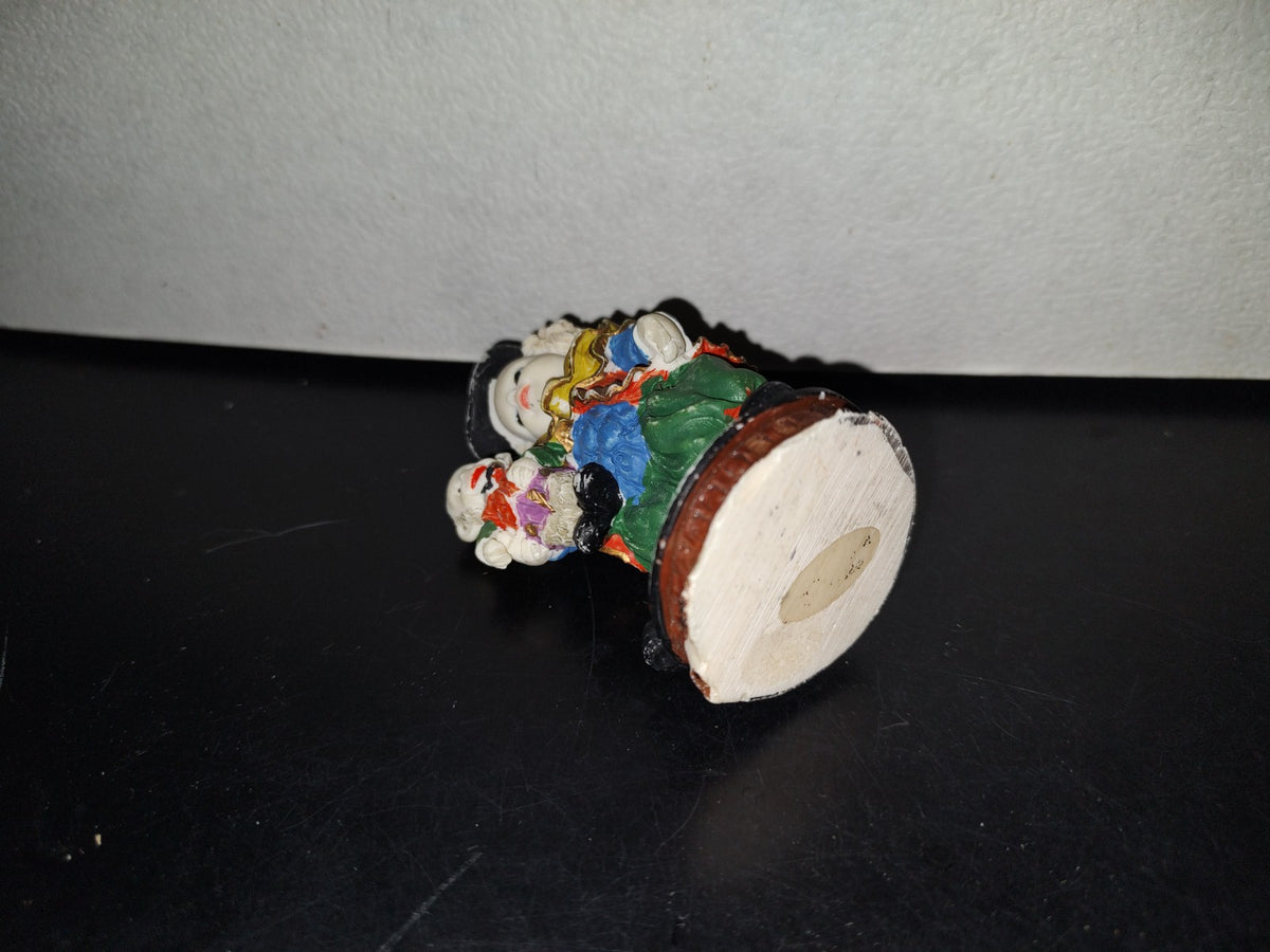 A5- Figura De Resina. Hombre Ventrílocuo Con Marioneta En Brazo - 90'S