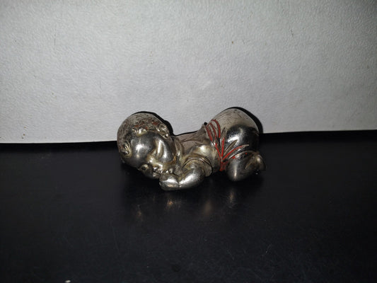 A3- Figura Vintage De Metal Macizo: Bebe Recostado Durmiendo Y Chupándose El Dedo - 70's - 80's
