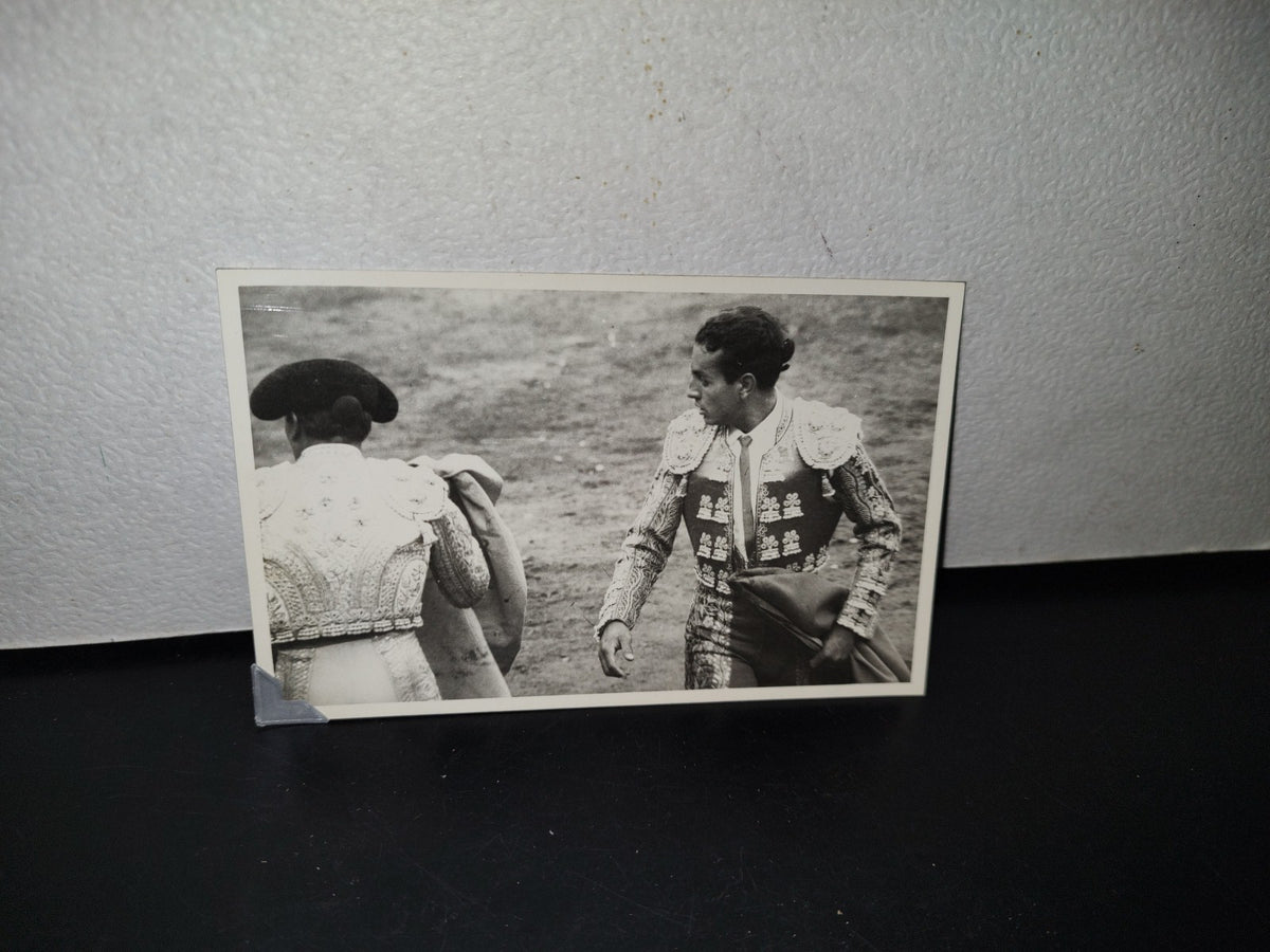 A10C1-2- Antigua Tarjeta Postal. Joselito Huerta Mirando Atentamenta Al Toro - 50'S - 60'S