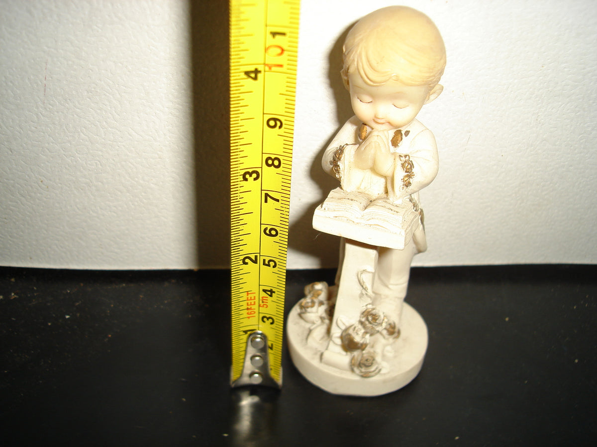 A2- Figura De Resina. Niño Haciendo La Primera Comunión