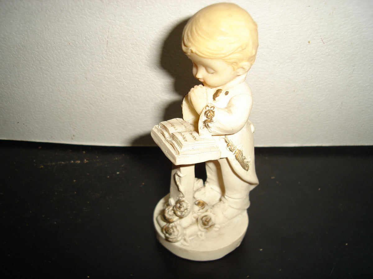 A2- Figura De Resina. Niño Haciendo La Primera Comunión