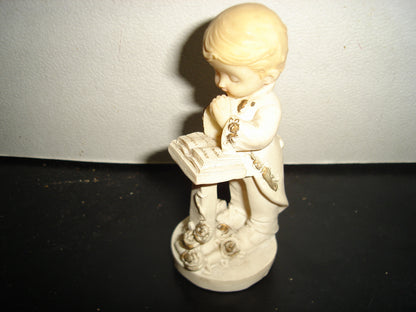 A2- Figura De Resina. Niño Haciendo La Primera Comunión