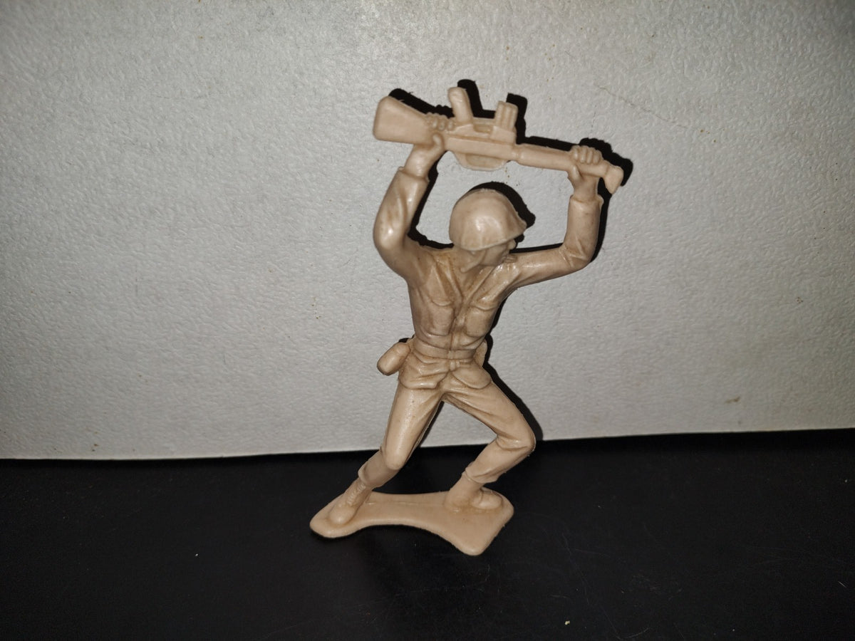 A6- Figura Vintage. Soldado Con Arma Sobre La Cabeza - 80'S