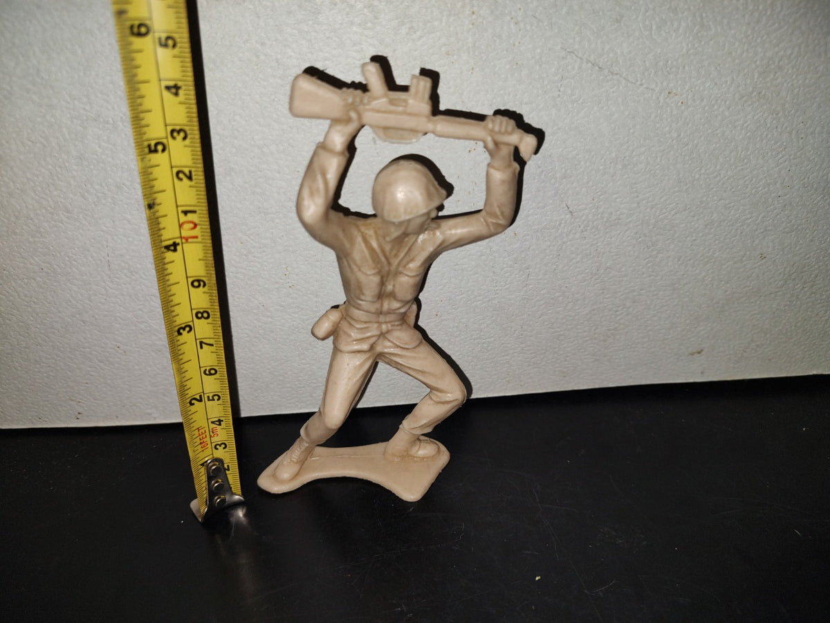 A6- Figura Vintage. Soldado Con Arma Sobre La Cabeza - 80'S