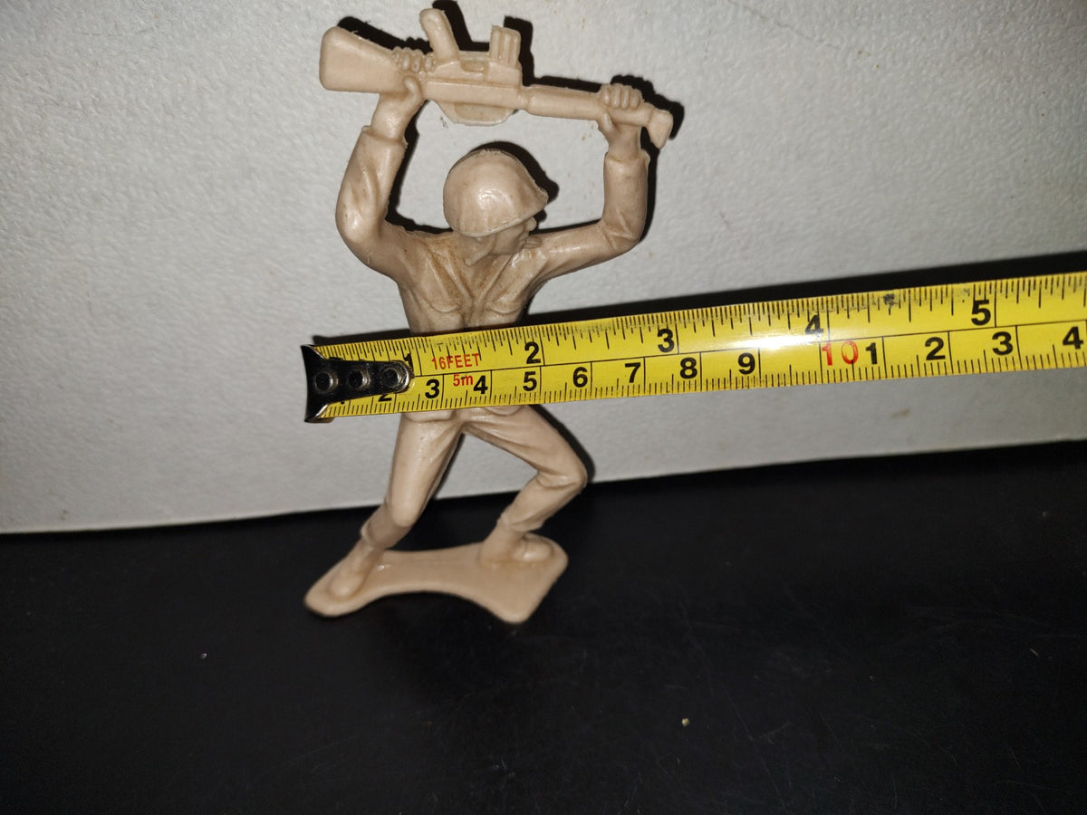 A6- Figura Vintage. Soldado Con Arma Sobre La Cabeza - 80'S