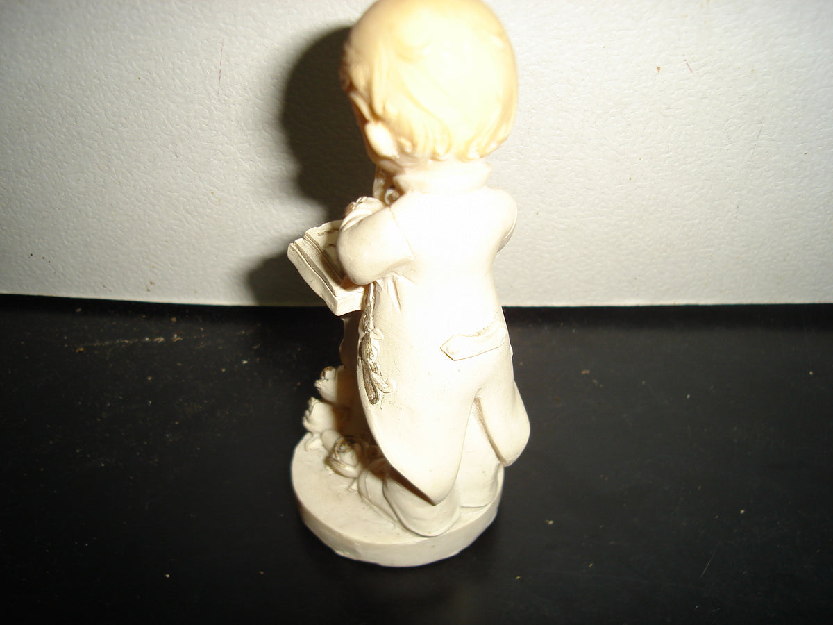 A2- Figura De Resina. Niño Haciendo La Primera Comunión