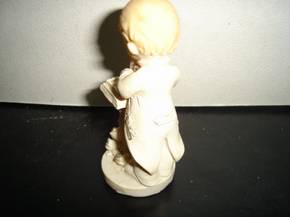 A2- Figura De Resina. Niño Haciendo La Primera Comunión