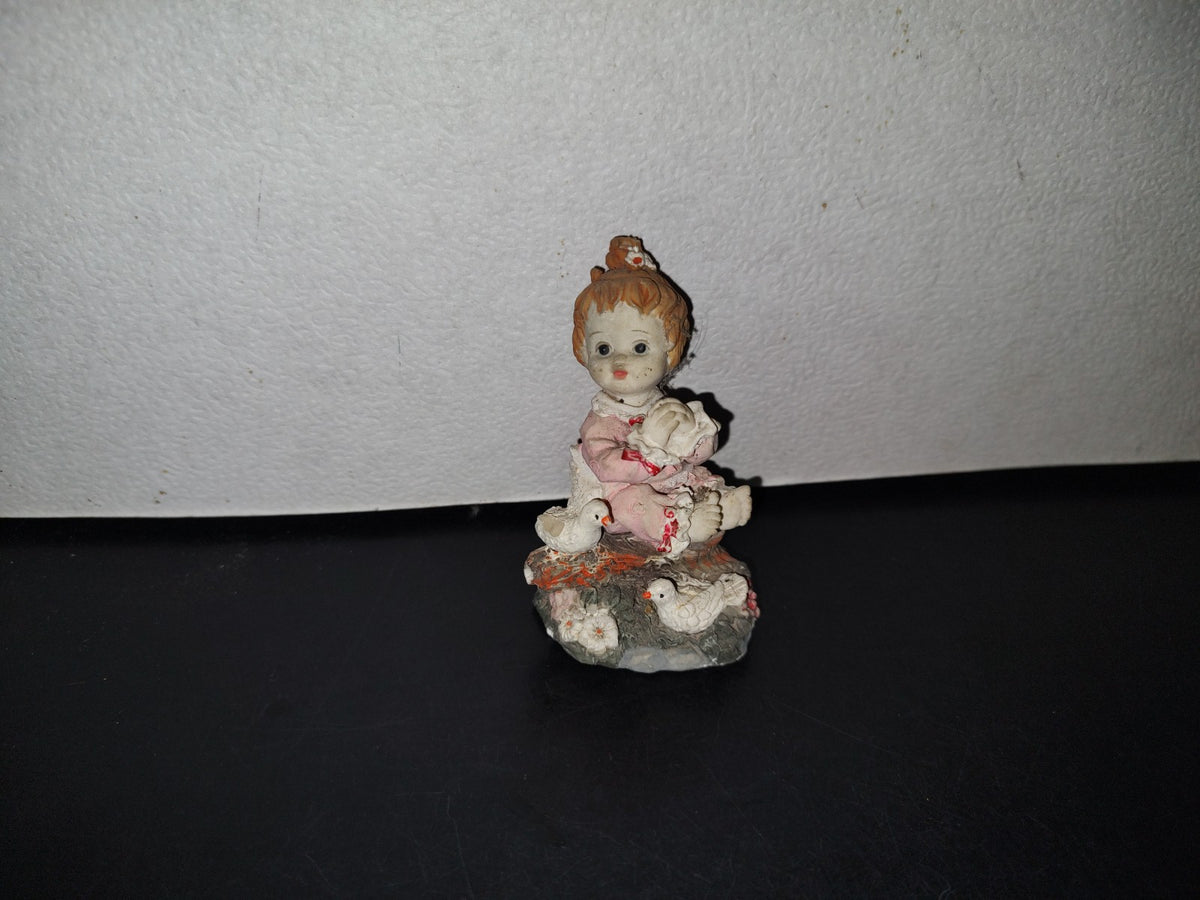A3- Figura De Resina: Niña En Pijama Rezando En El Jardín Con Pájaros Al Rededor - 90'S