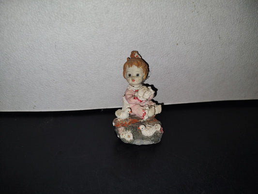 A3- Figura De Resina: Niña En Pijama Rezando En El Jardín Con Pájaros Al Rededor - 90'S